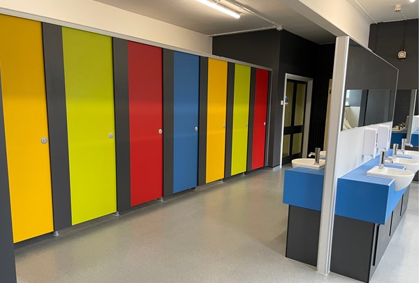 venesta-washrooms-toilet-cubicles-ips-wimbledon-chase-primary-school-2