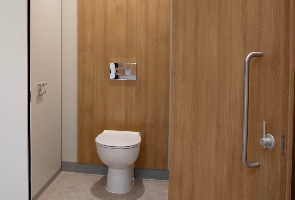 venesta-washrooms-case-study-mid-kent-golf-club-mirror-box-units-unity-cubicles3