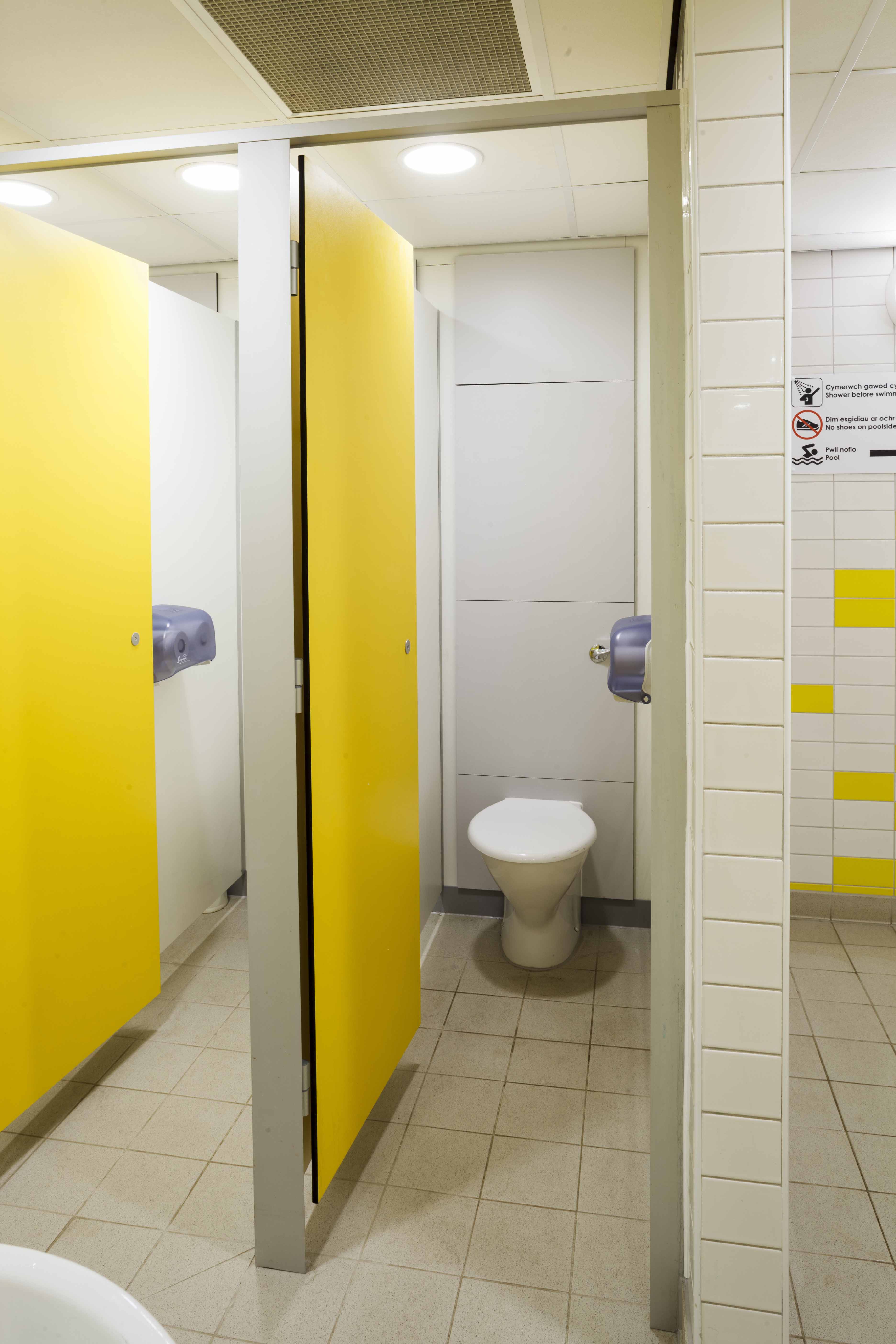 venesta-washrooms-toilet-cubicles-fusion-vepps-ips-preplumbed-panel-panelling-wc-toilets-denbigh-leisure-centre2