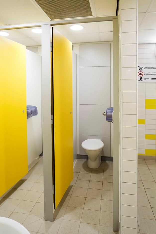 venesta-washrooms-toilet-cubicles-fusion-vepps-ips-preplumbed-panel-panelling-wc-toilets-denbigh-leisure-centre2