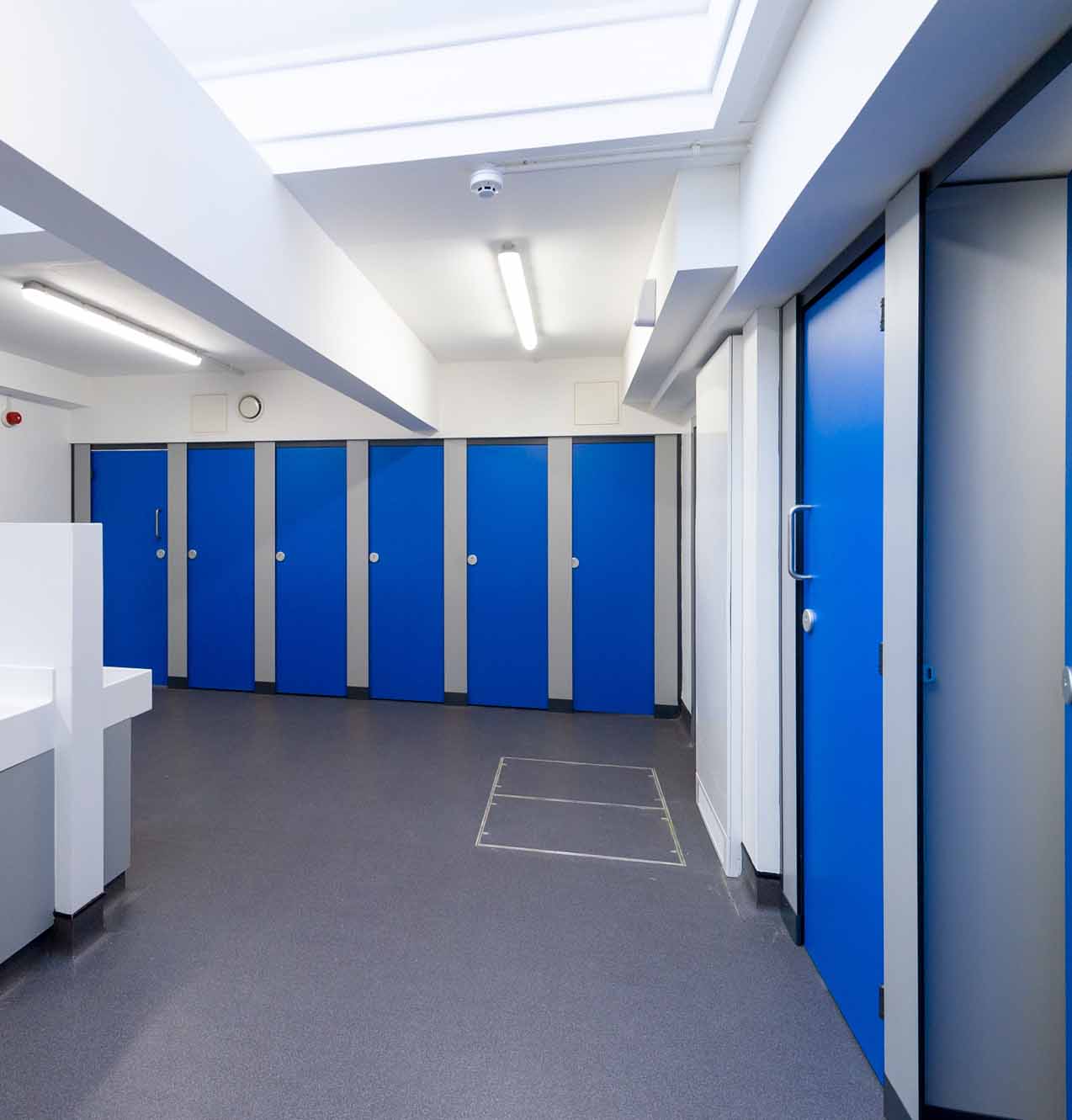 venesta-washrooms-toilet-cubicles-titan-full-height-south-hunsley-secondary-school