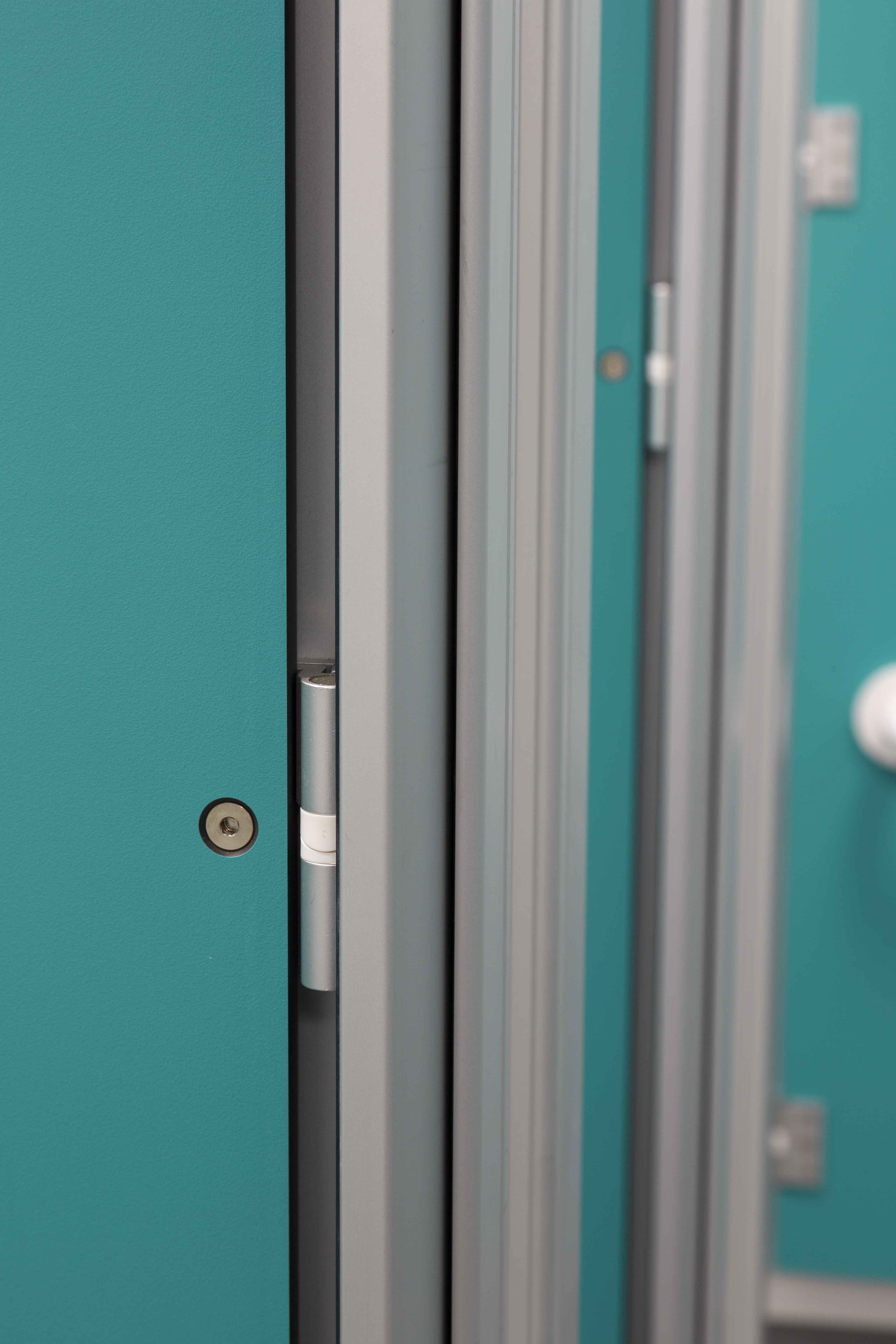 venesta-washrooms-toilet-cubicles-system-m-hinge-derriford-hospital1