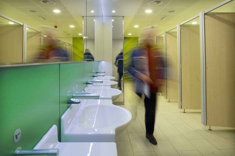 venesta-washrooms-toilet-cubicles-system-m-emergency-access-london-stansted-airport2