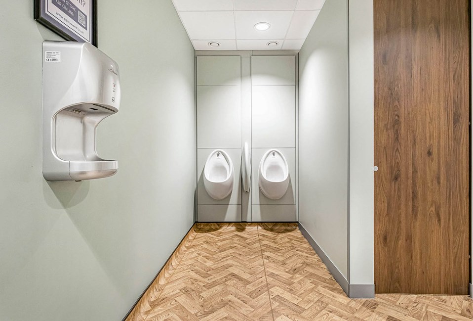 venesta-washrooms-case-study-perrywood-garden-centre-titan-cubicles (9)