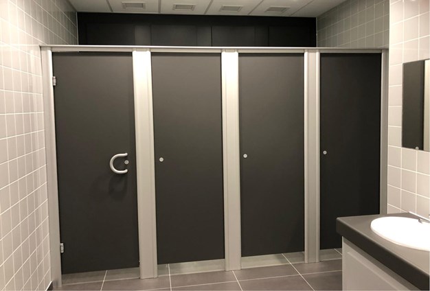 venesta-washrooms-case-study-rolls-royce-derby-centurion-toilet-cubicles