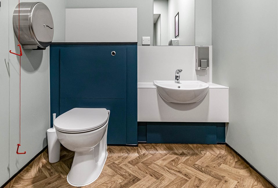 venesta-washrooms-case-study-perrywood-garden-centre-titan-cubicles (2)