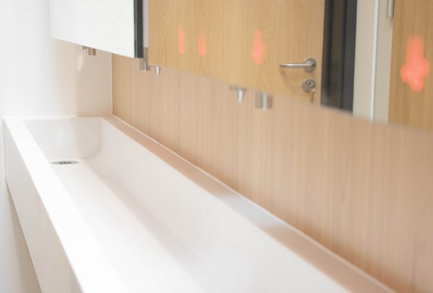 venesta-washrooms-case-study-mid-kent-golf-club-mirror-box-units-unity-cubicles8