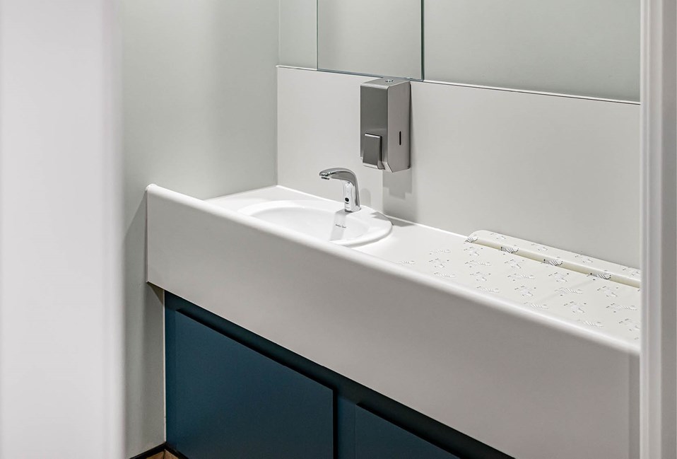 venesta-washrooms-case-study-perrywood-garden-centre-titan-cubicles (11)