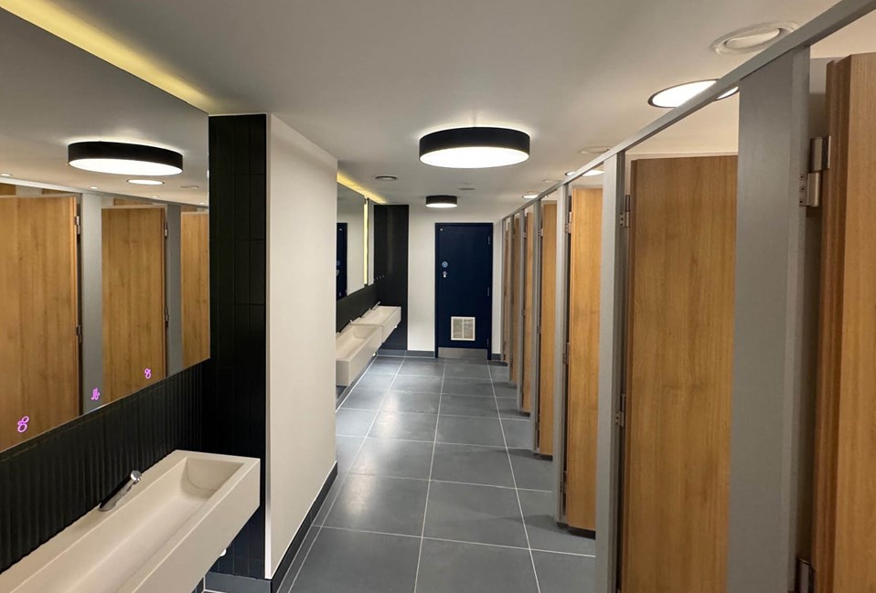 venesta-washrooms-case-study-olympia-london-mirror-box-units3