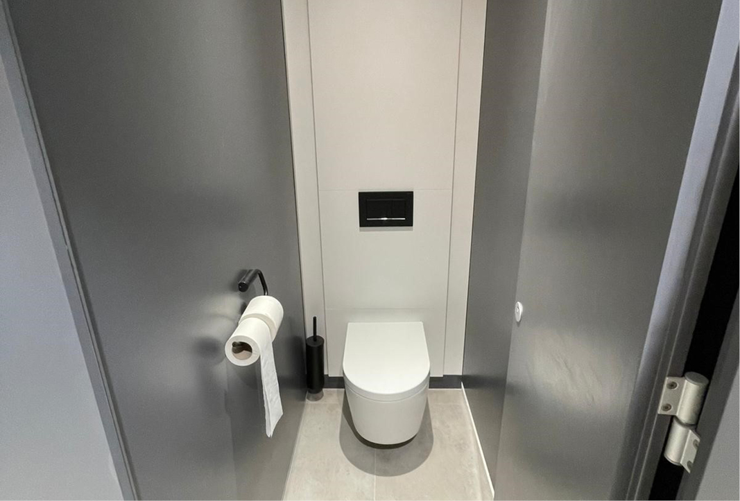 venesta-washrooms-case-study-malvern-house-toilet-cubicles-unity-colourcoat3